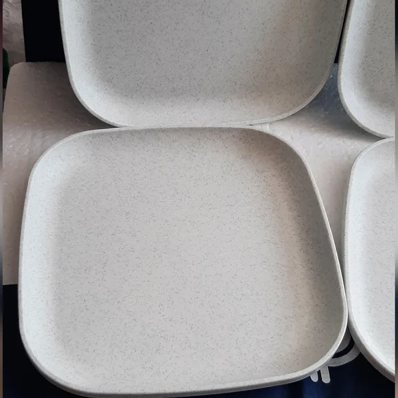 Tupperware Set of Square White Plates - Picture 9 of 12